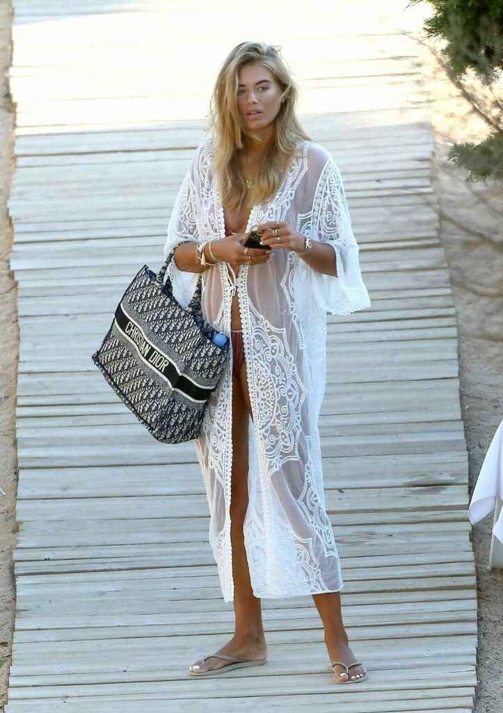 Arabella Chi en bikini à Ibiza