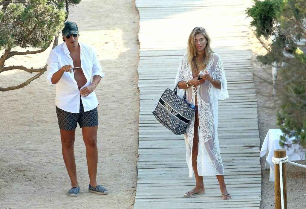 Arabella Chi en bikini à Ibiza