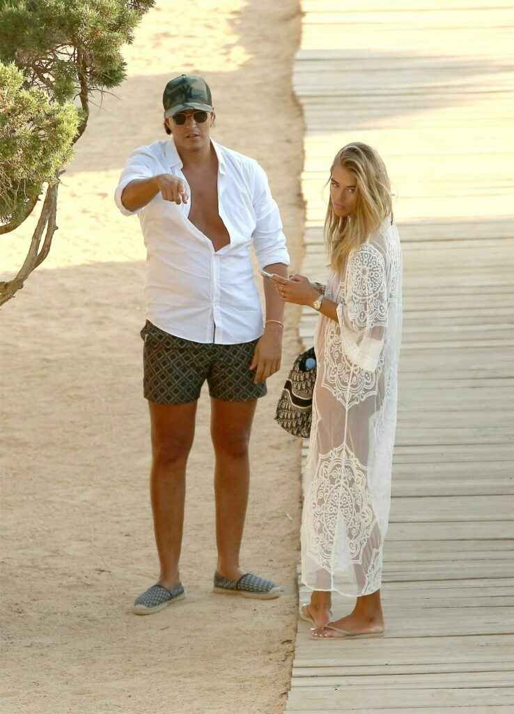 Arabella Chi en bikini à Ibiza