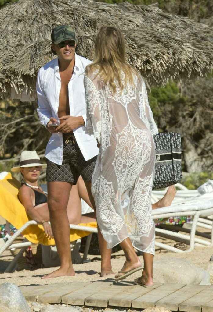 Arabella Chi en bikini à Ibiza