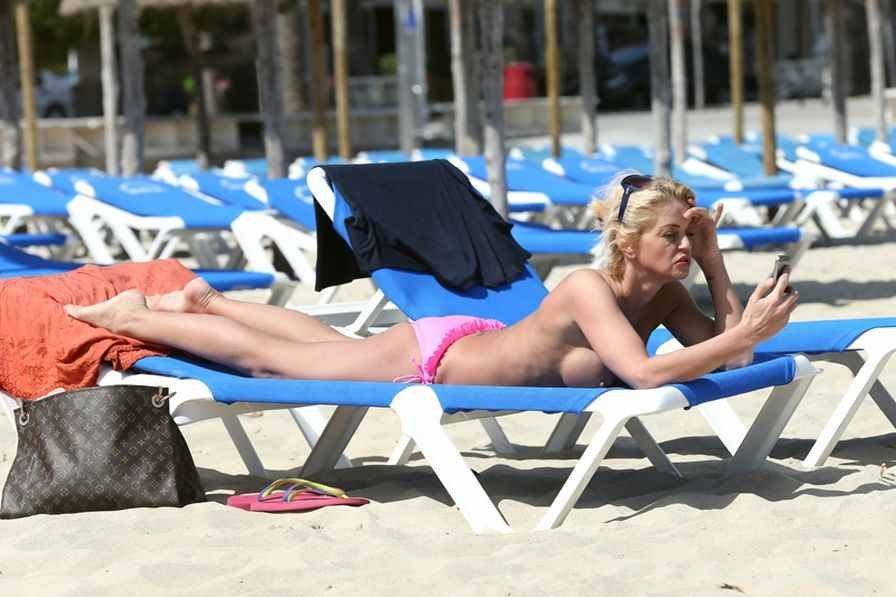 Daniella Westbrook seins nus à la plage