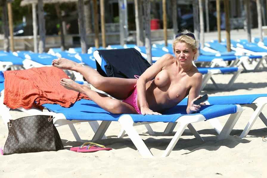 Daniella Westbrook seins nus à la plage