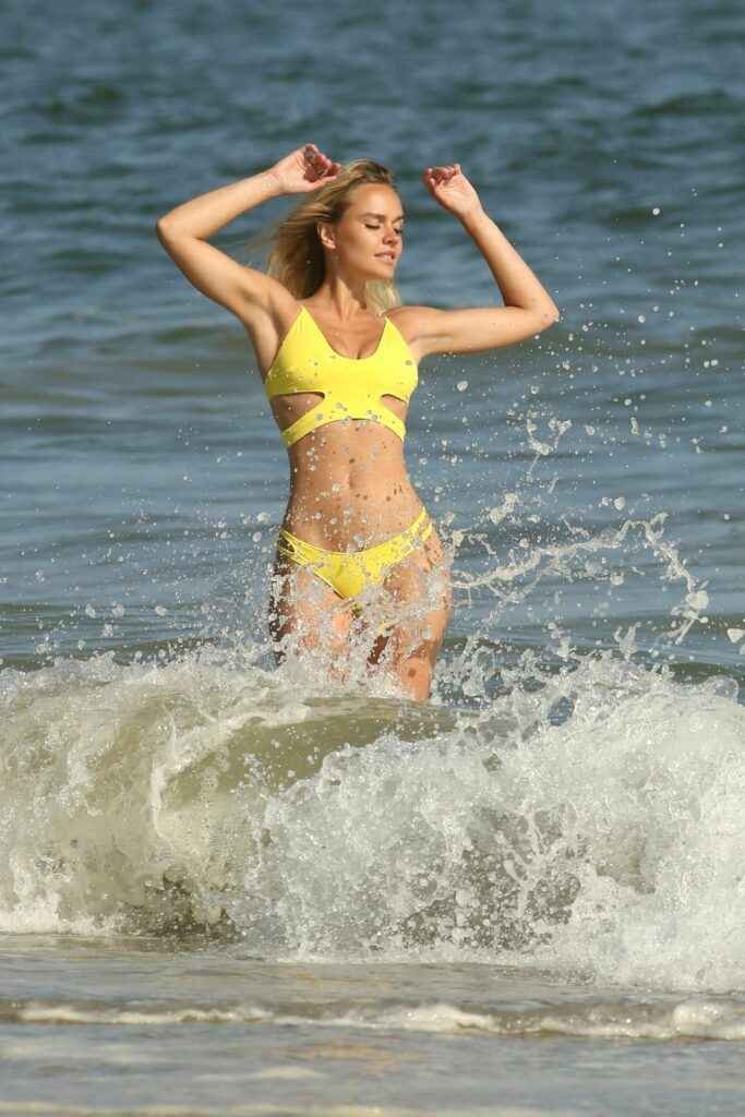 Dasha Inyutkina en bikini pour 138 Water