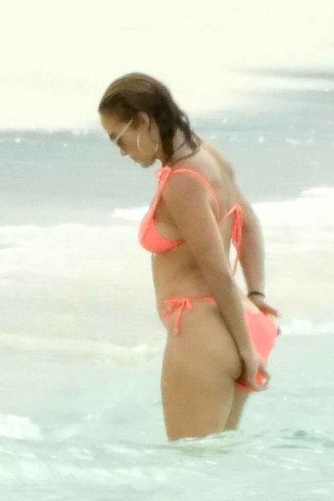 Jennifer Lopez dans un bikini rose