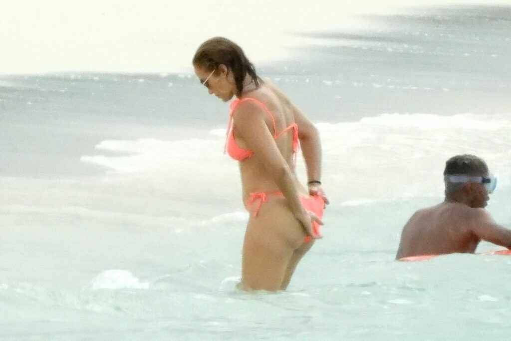 Jennifer Lopez dans un bikini rose