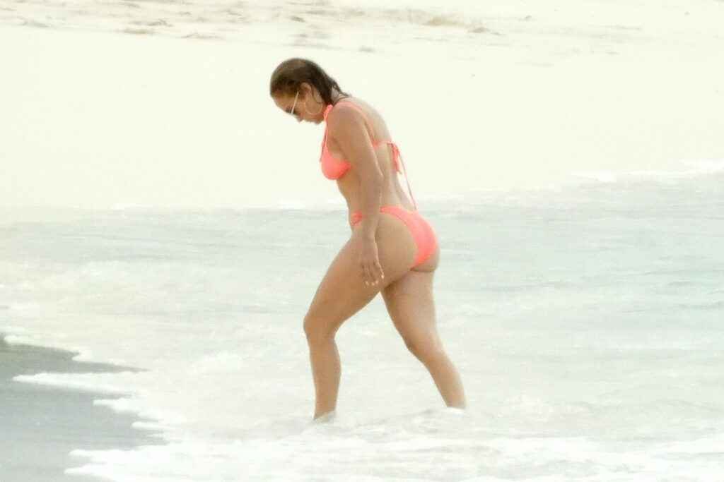 Jennifer Lopez dans un bikini rose