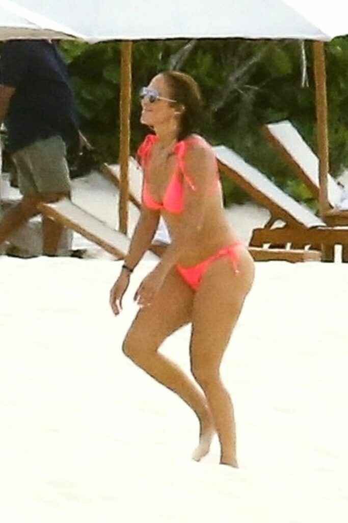 Jennifer Lopez dans un bikini rose