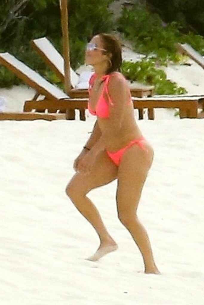 Jennifer Lopez dans un bikini rose