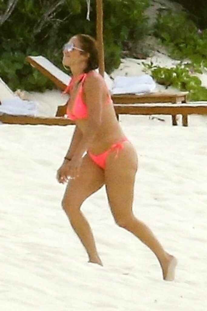 Jennifer Lopez dans un bikini rose