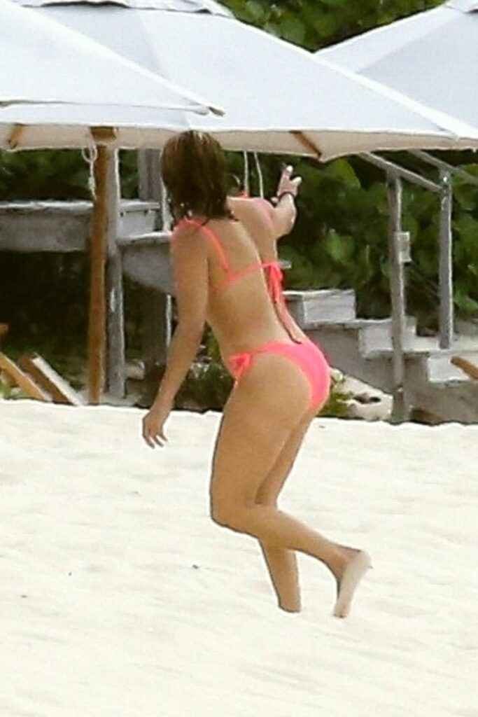 Jennifer Lopez dans un bikini rose