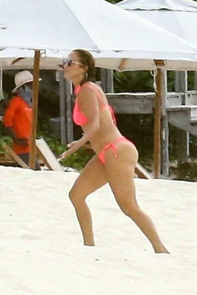 Jennifer Lopez dans un bikini rose