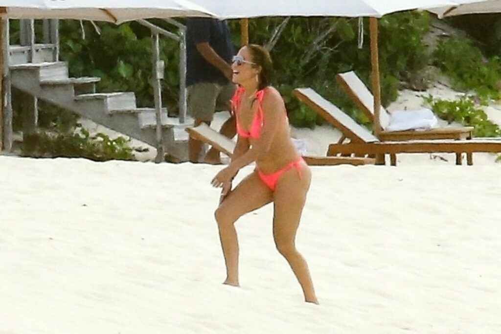 Jennifer Lopez dans un bikini rose