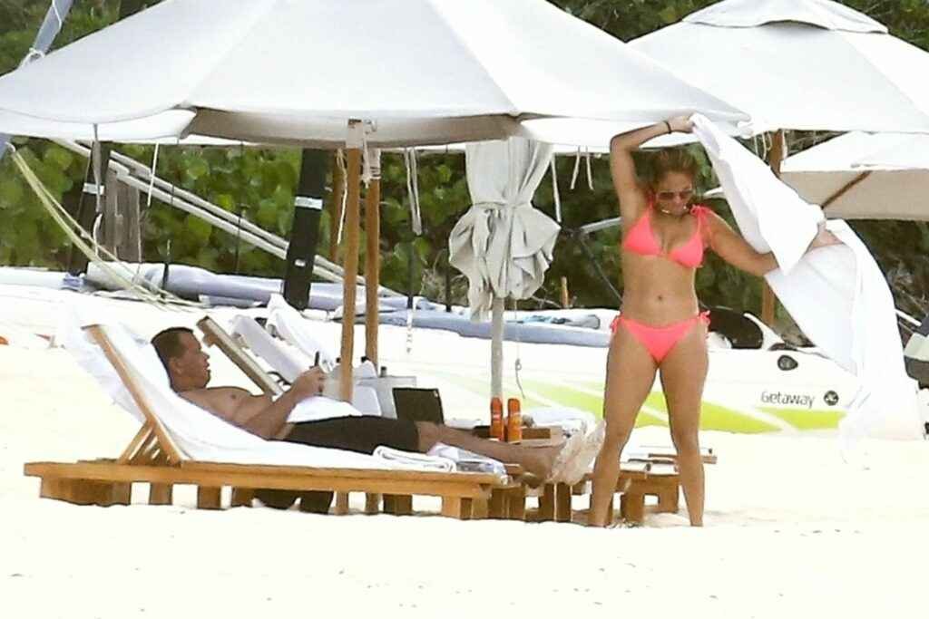 Jennifer Lopez dans un bikini rose