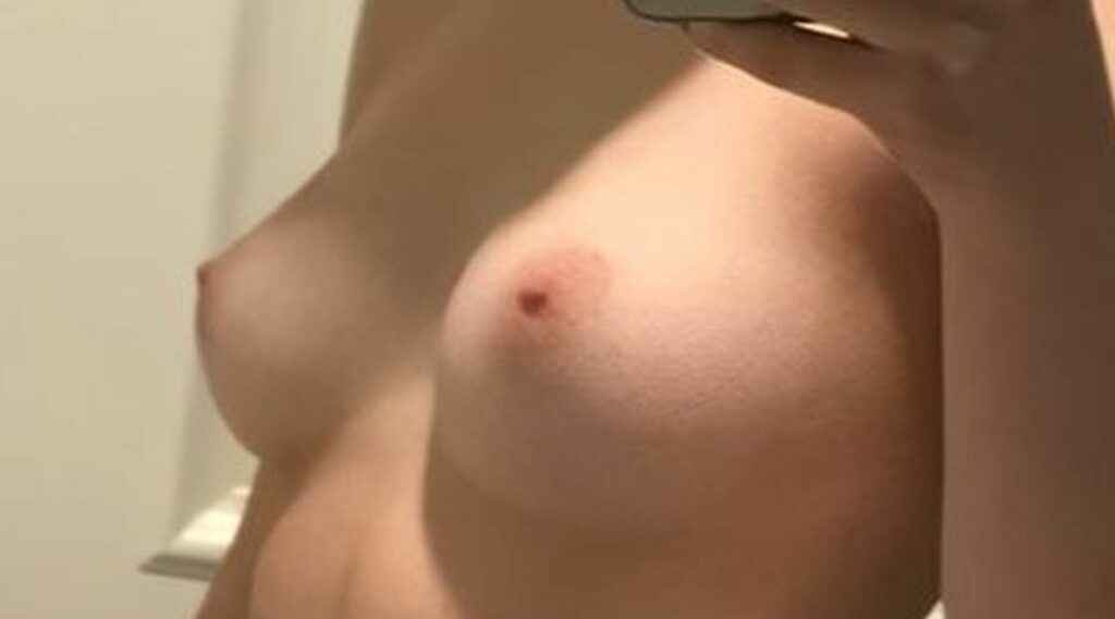 Lily Mo Sheen fait un selfie seins nus