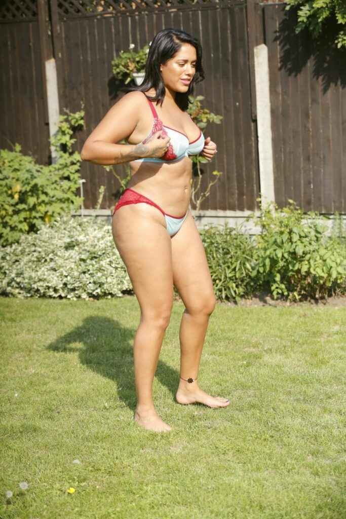 Malin Andersson en bikini dans son jardin