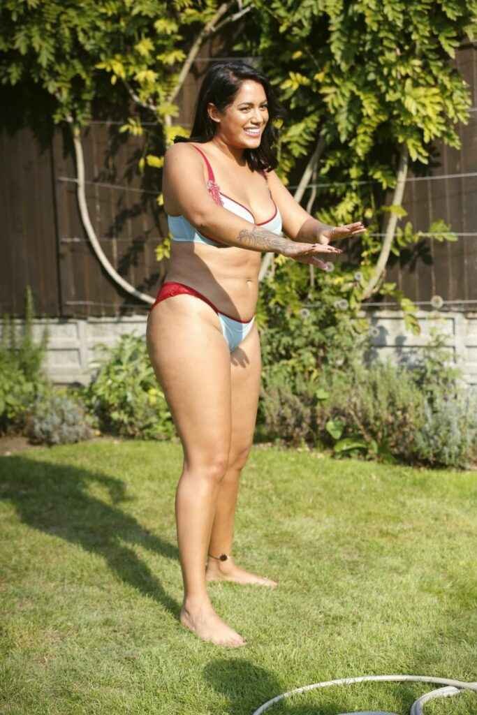 Malin Andersson en bikini dans son jardin