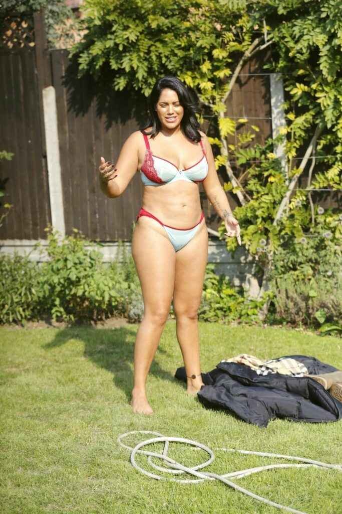 Malin Andersson en bikini dans son jardin