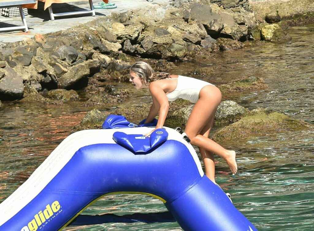 Natasha Oakley en maillot de bain à Portofino