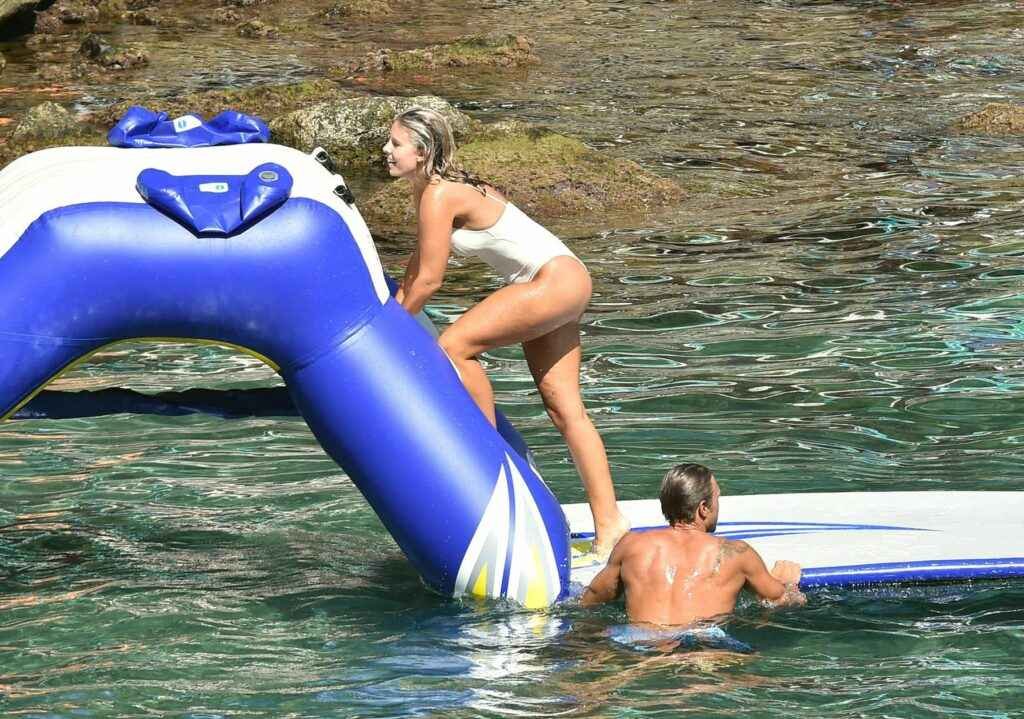 Natasha Oakley en maillot de bain à Portofino