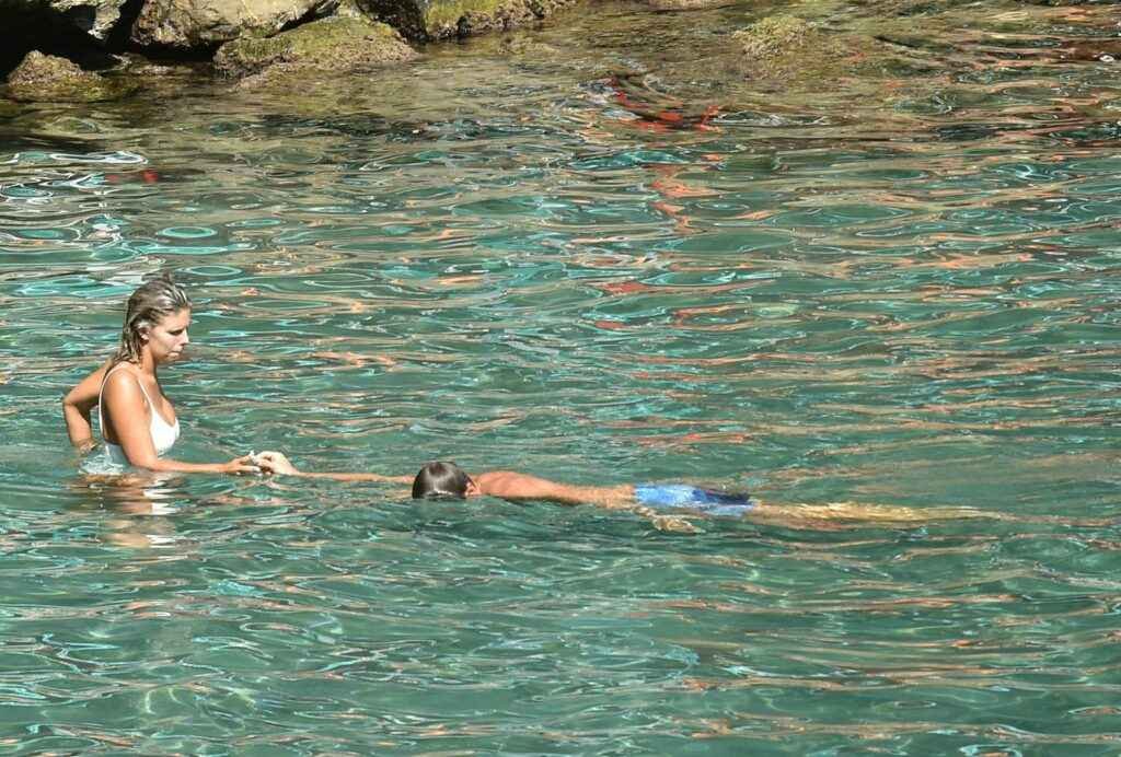 Natasha Oakley en maillot de bain à Portofino