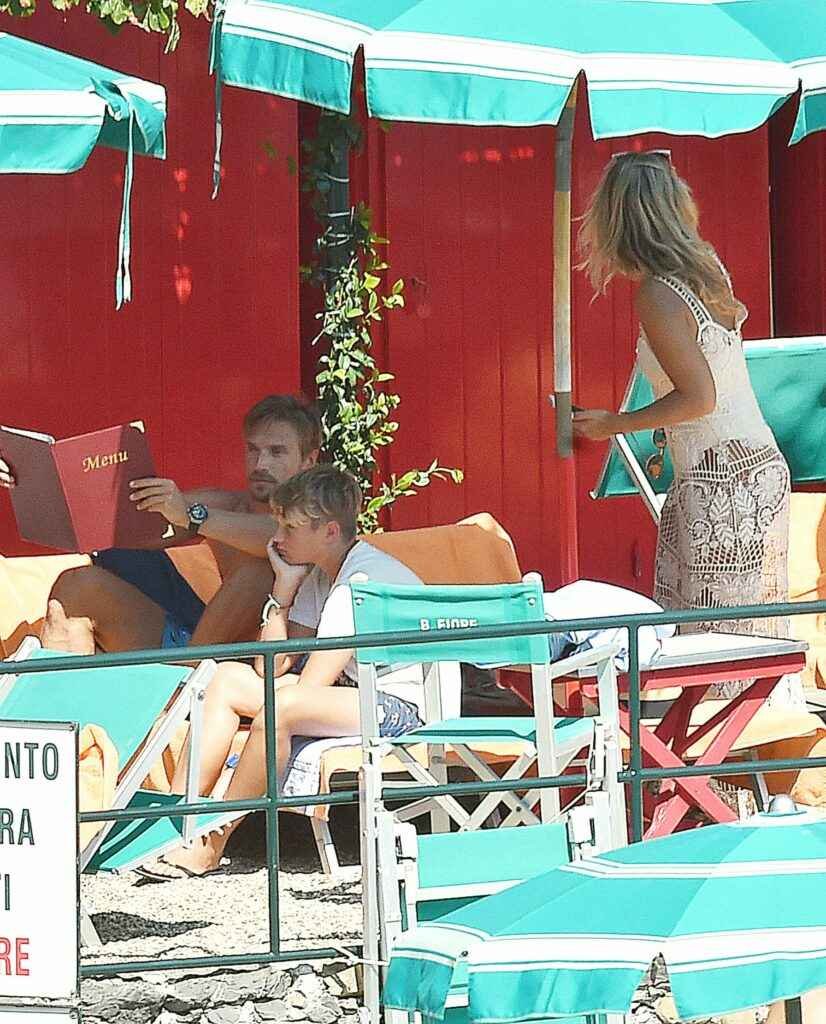 Natasha Oakley en maillot de bain à Portofino