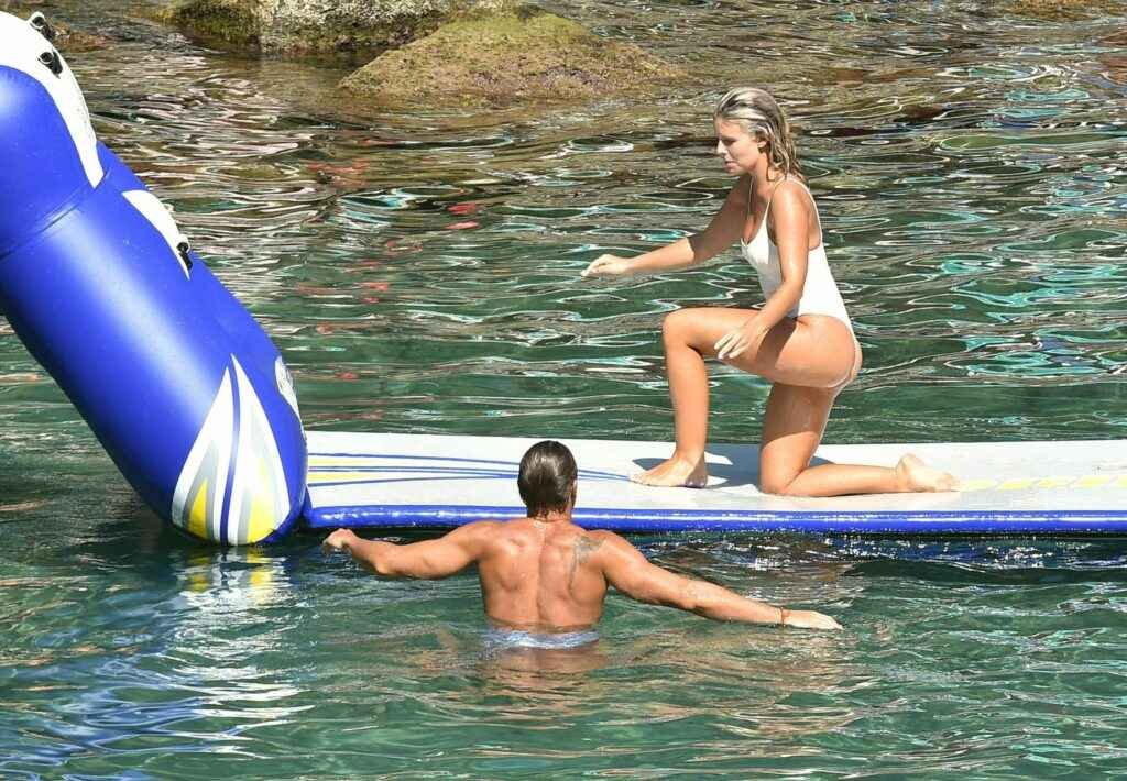 Natasha Oakley en maillot de bain à Portofino