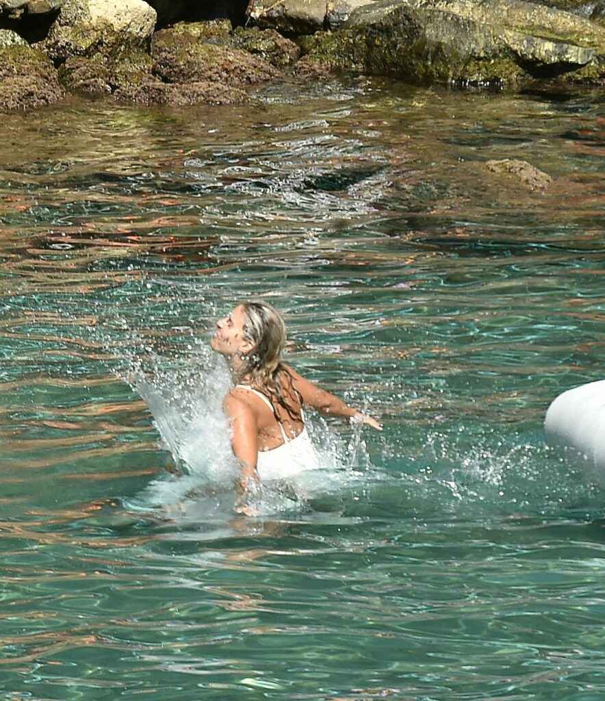 Natasha Oakley en maillot de bain à Portofino