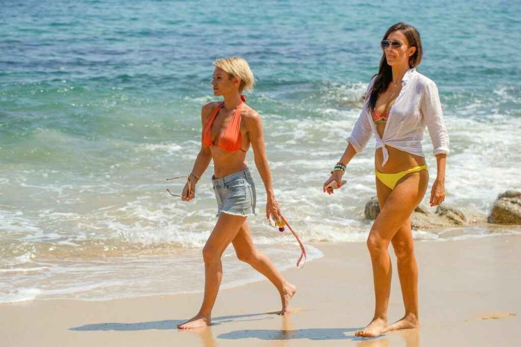 Nicky Whelan et Kate Neilson en bikini