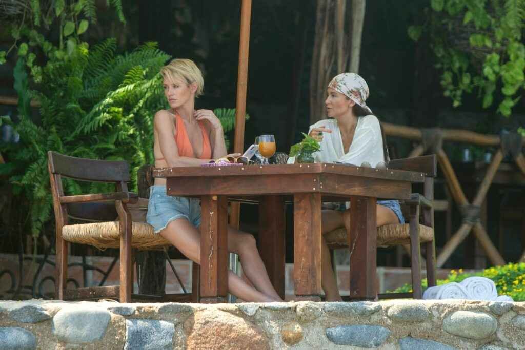 Nicky Whelan et Kate Neilson en bikini