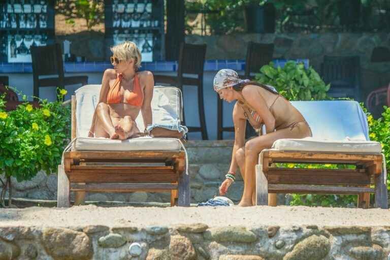 Nicky Whelan et Kate Neilson en bikini