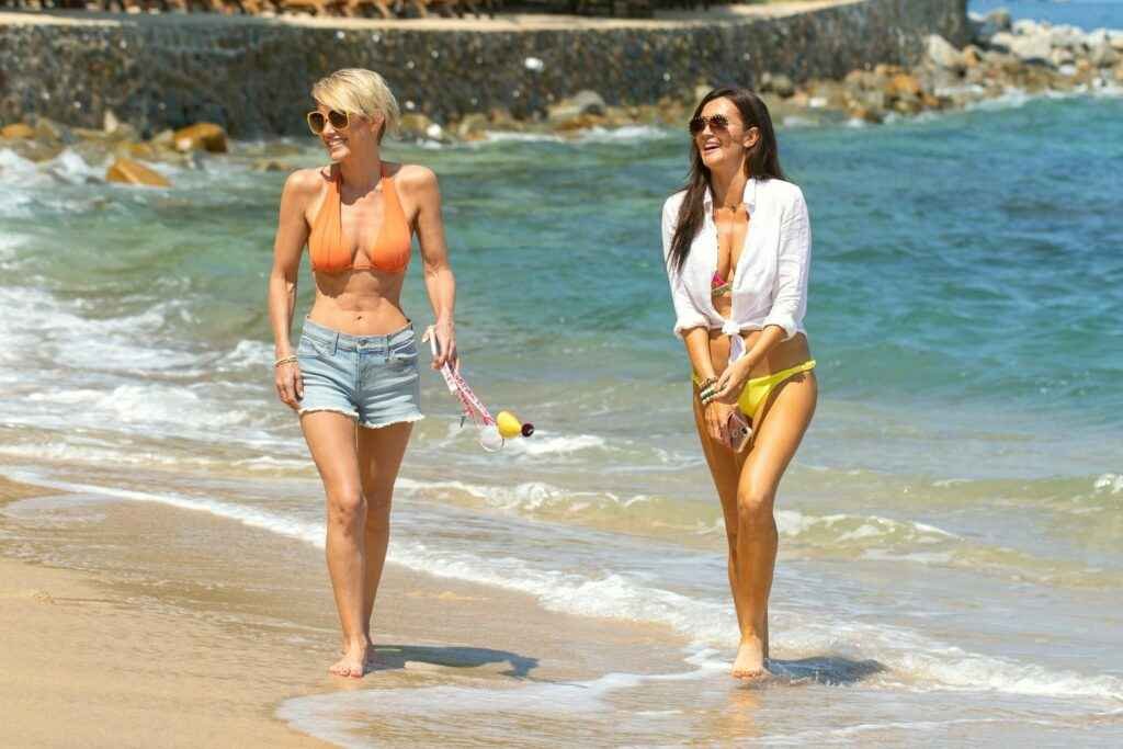 Nicky Whelan et Kate Neilson en bikini