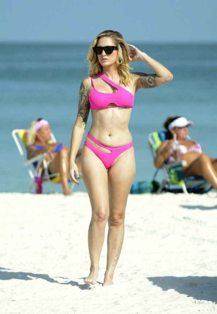 Reagan Lush dans un bikini rose en Floride