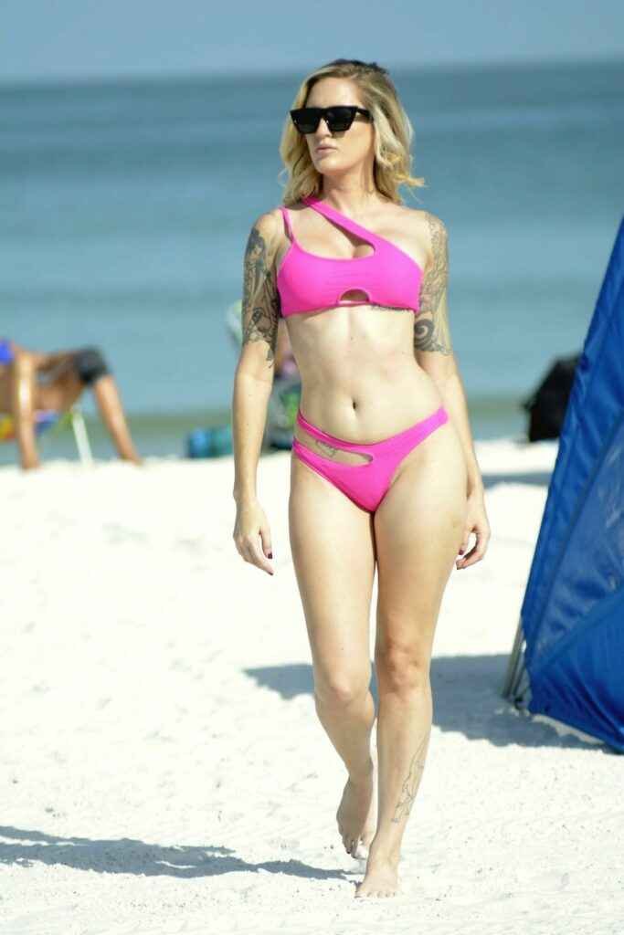 Reagan Lush dans un bikini rose en Floride