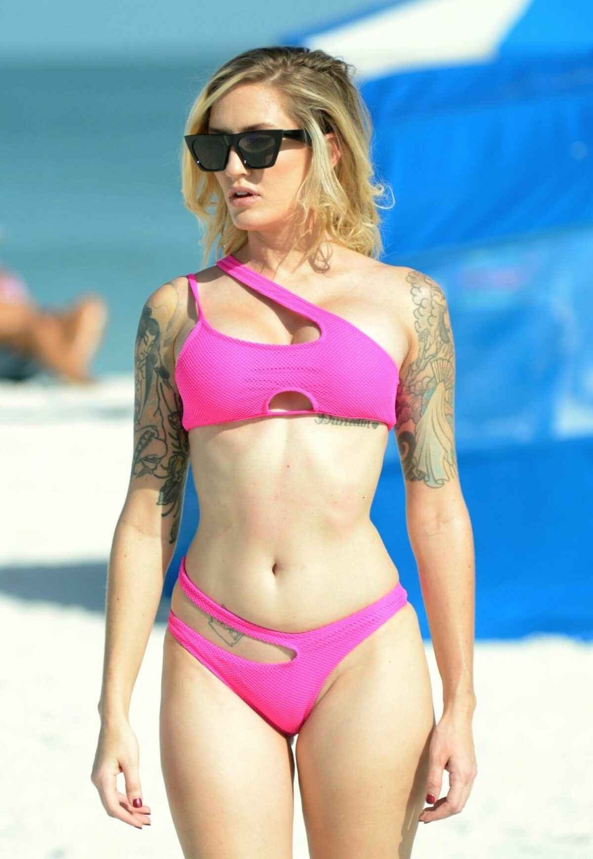 Reagan Lush dans un bikini rose en Floride