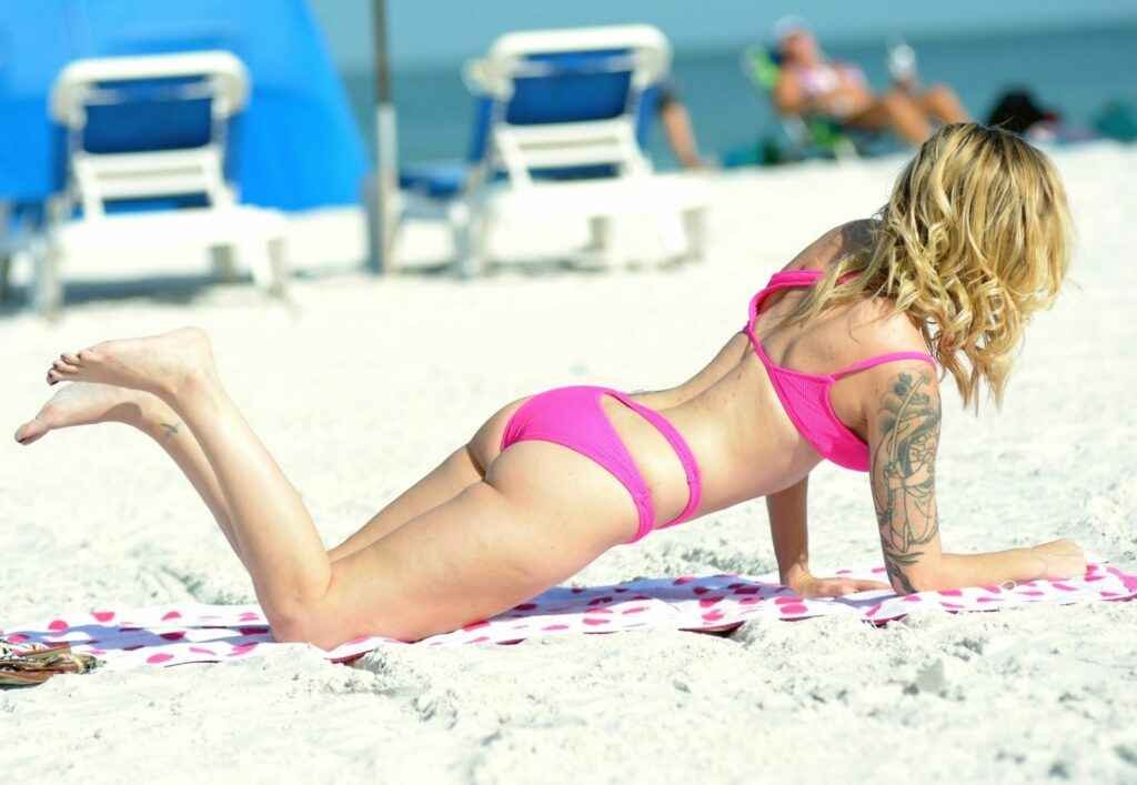 Reagan Lush dans un bikini rose en Floride