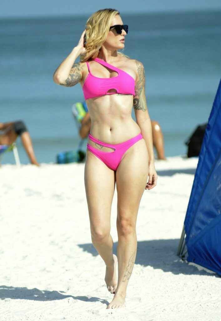 Reagan Lush dans un bikini rose en Floride