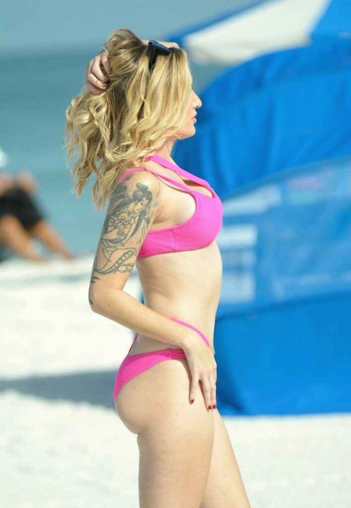 Reagan Lush dans un bikini rose en Floride