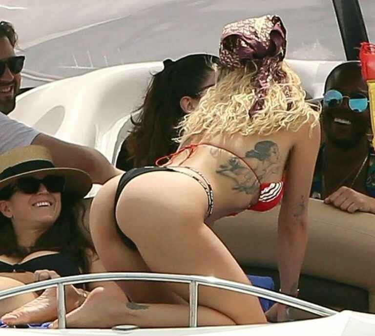 Rita Ora en bikini à Ibiza