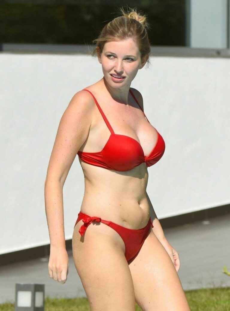 Amy Hart dans un bikini rouge au Portugal