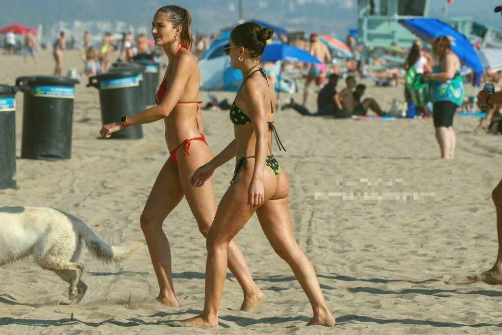 Camila Cohelo en bikini à Santa Monica