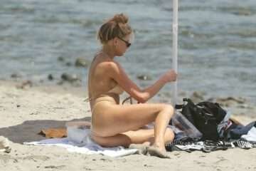 Charlotte McKinney en bikini à Malibu