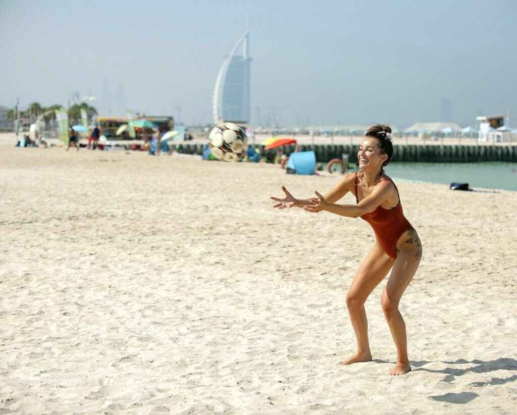 Laura Anderson en maillot de bain à Dubaï