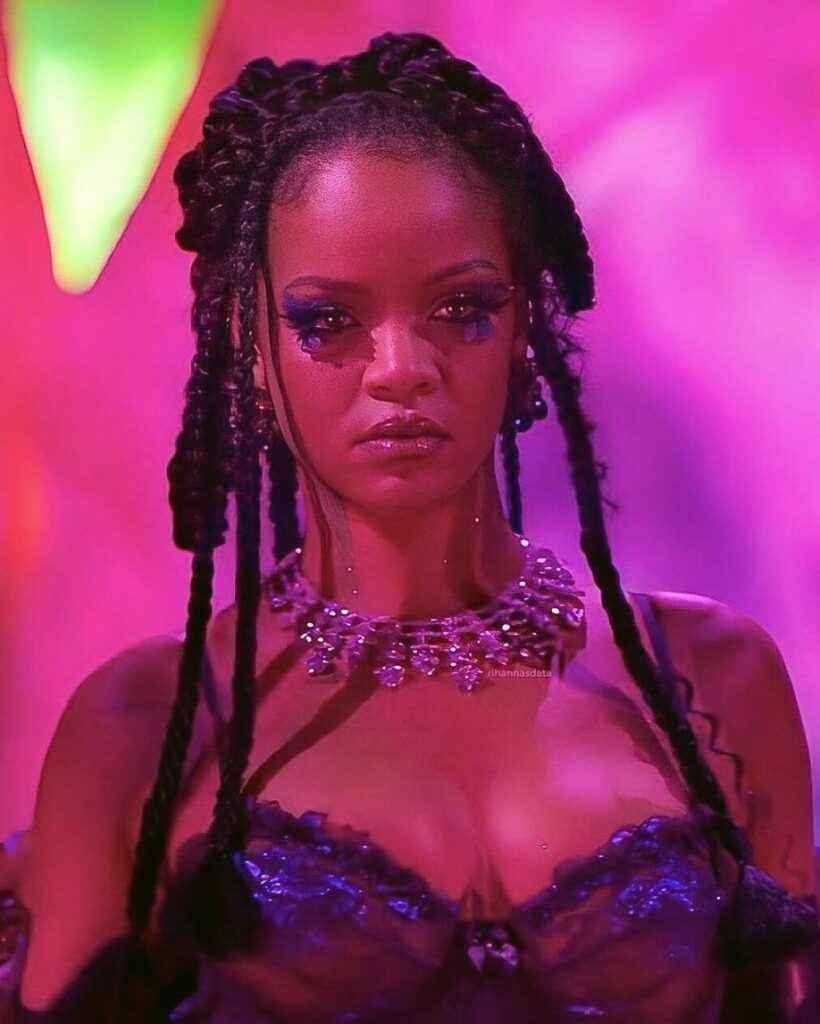 Rihanna sexy pour son Factor X Fenty Show