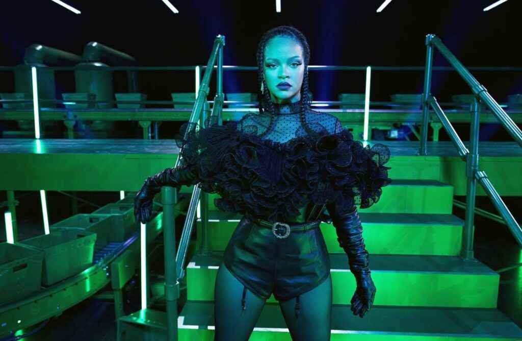 Rihanna sexy pour son Factor X Fenty Show