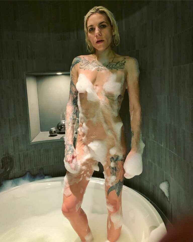 Skylar Grey nue