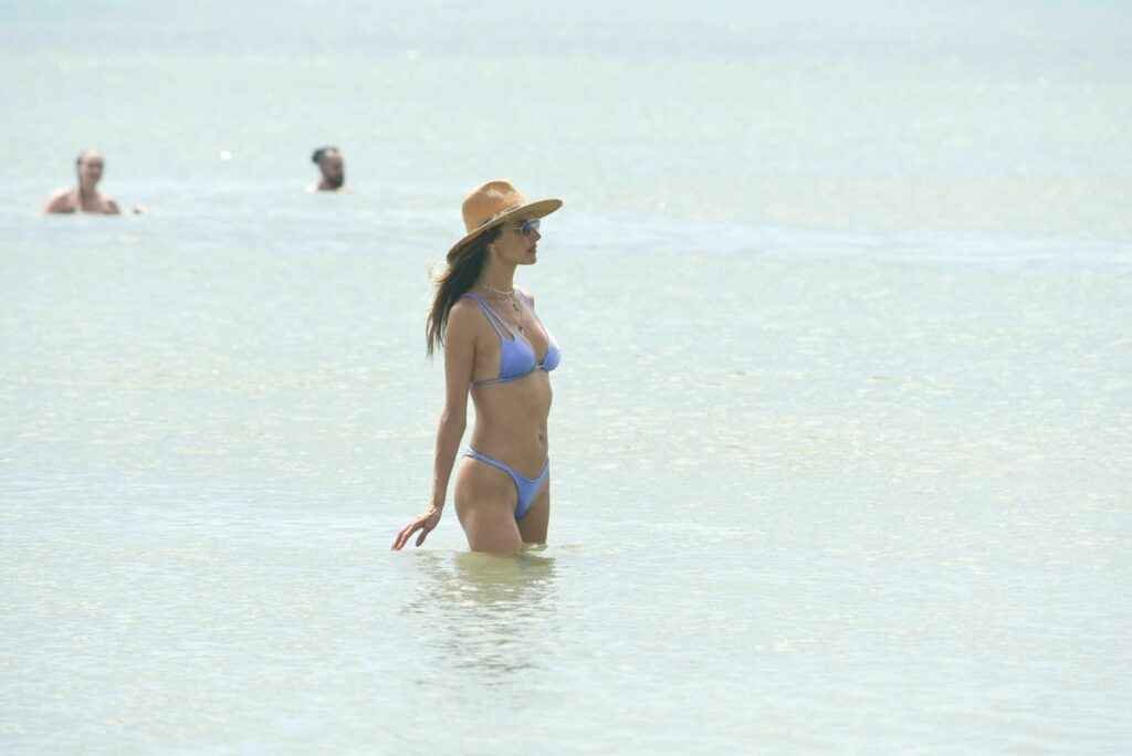 Alessandra Ambrosio en bikini à Florianopolis