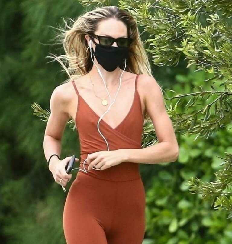 Candice Swanepoel a les seins qui pointent en faisant son jogging