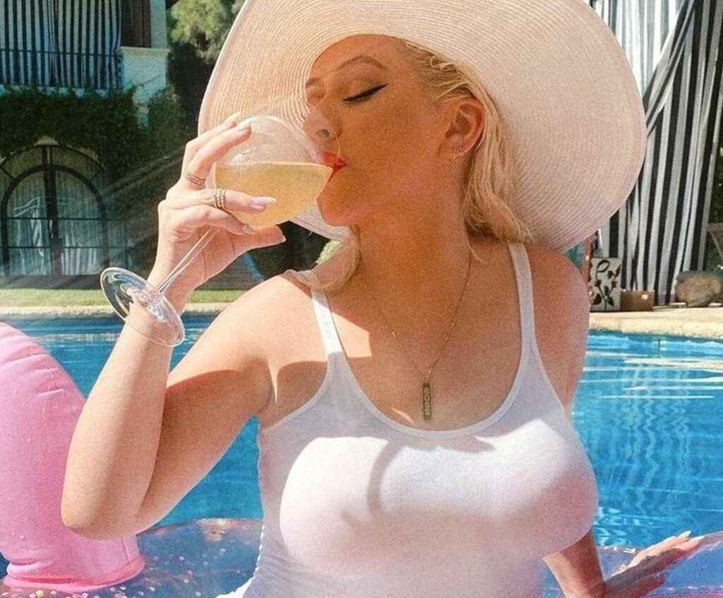 Christina Aguilera ouvre le décolleté sur ses gros seins