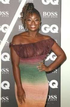 Clara Amfo exhibe ses seins chez GQ