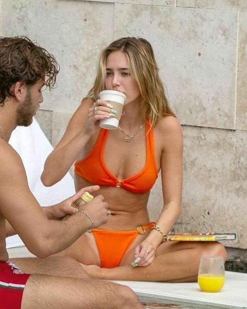 Delilah Belle Hamlin dans un bikini orange